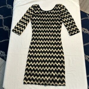 Black & gold chevron pattern dress M